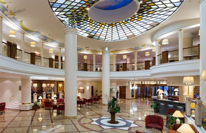 Подвесная конструкция и подъемник для люстры – Marriott® Royal Aurora Moscow Hotel 5*